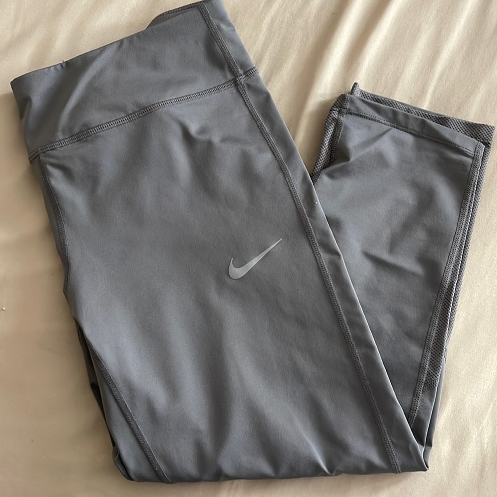 Nike Cropped Leggings - Large